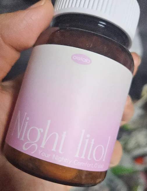 손에 든 나잇리톨 제품 병을 가까이 촬영한 올리브영 후기 사진